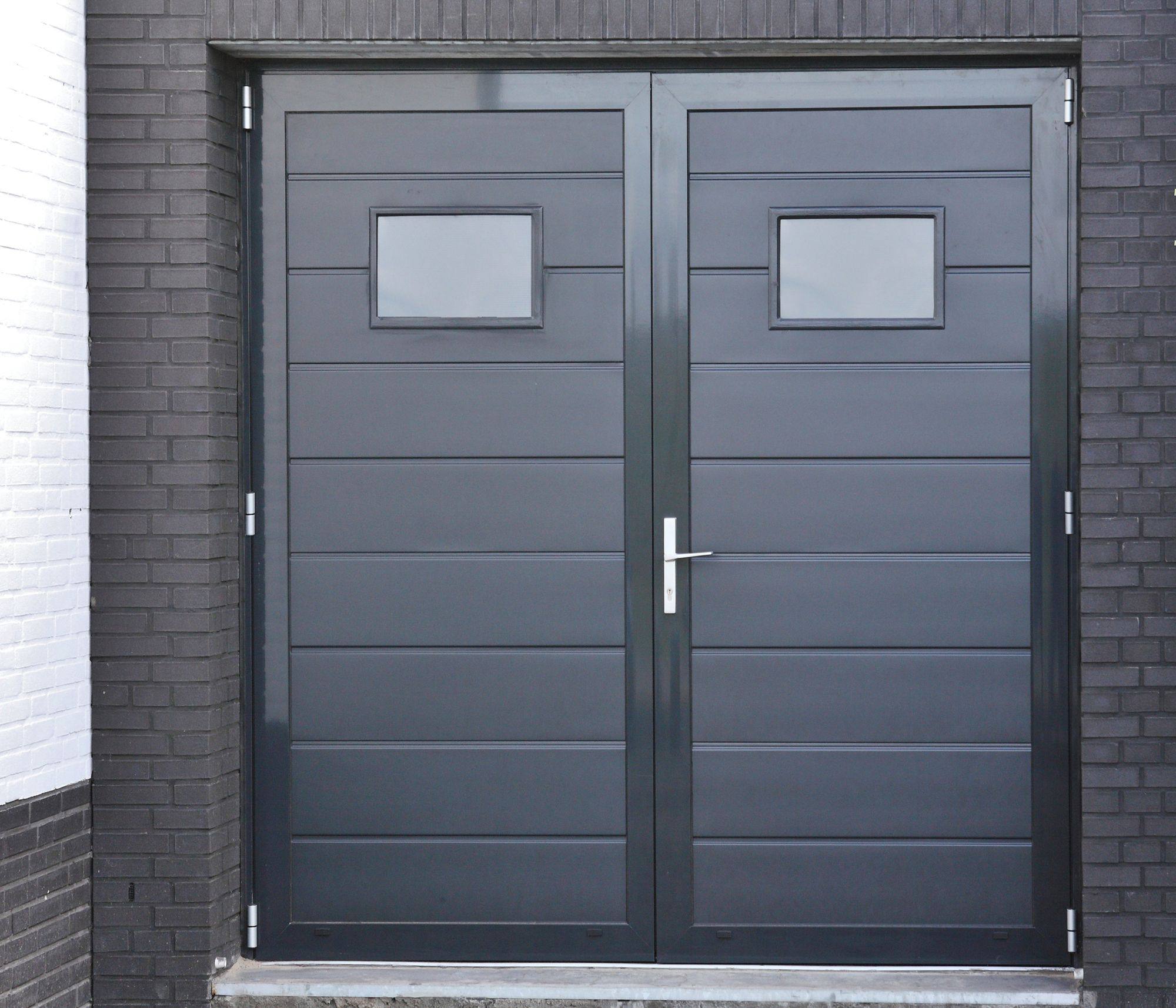 Antracietkleurige openslaande garagedeur met twee kleine ruiten